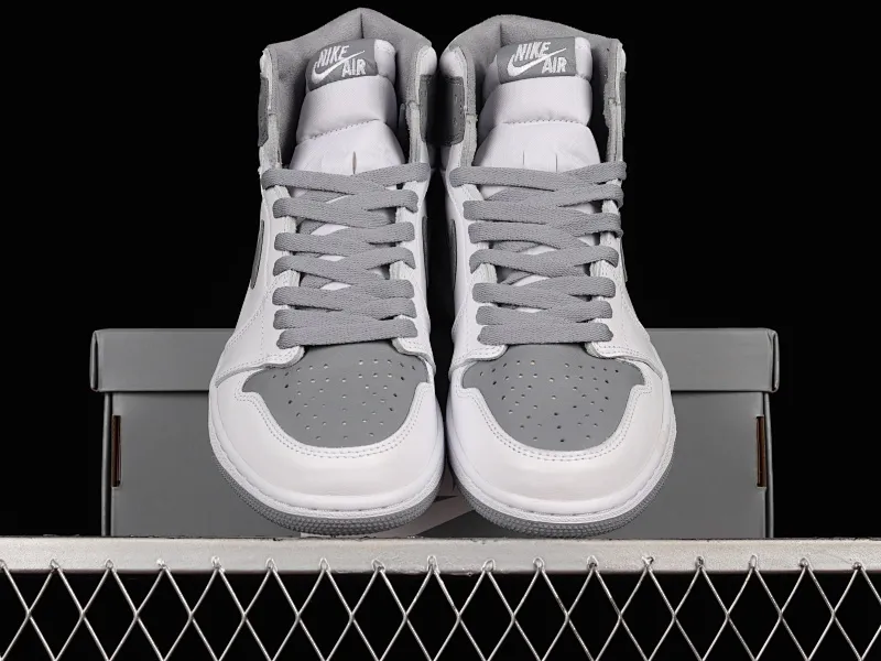All categories Air Jordan Jordan series basketball shoes Air Jordan 1 High Pure original Air Jordan 1 High OG "Stealth" AJ1 Joe 1 white gray 555088-037